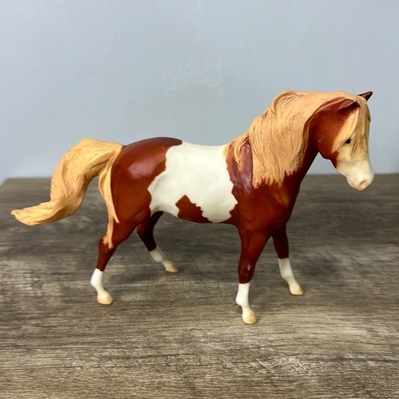Breyer Reeves Chestnut Pinto Horse Blonde Mane with Silver Logo - Picture 1 of 7